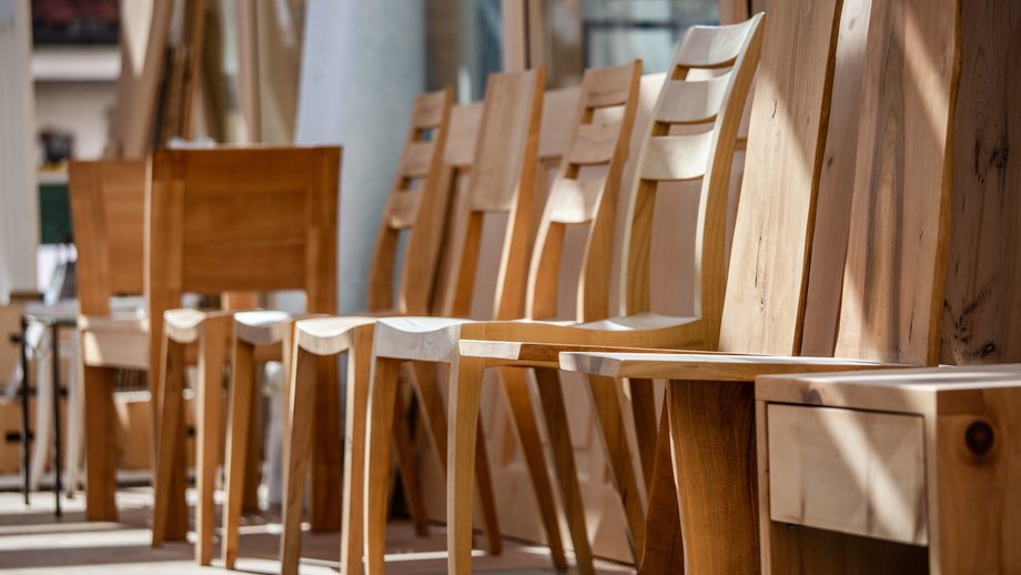 Verschiedene Stühle und Möbel aus Holz.